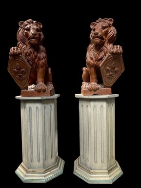 Pair of decorative lions with shields in terra cotta Beautiful pair of lions from Florence Italy from around 1900-1920. Both in good condition with some minor defects.