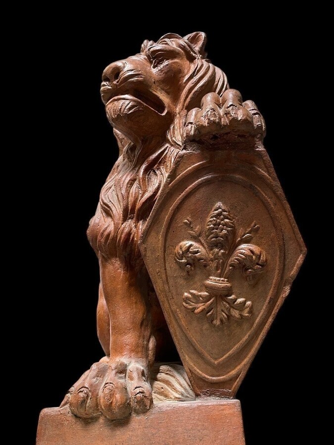 Pair of decorative lions with shields in terra cotta Beautiful pair of lions from Florence Italy from around 1900-1920. Both in good condition with some minor defects