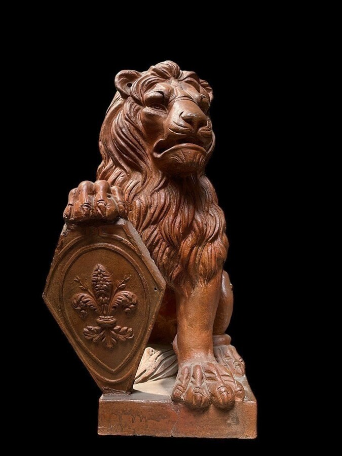 Pair of decorative lions with shields in terra cotta Beautiful pair of lions from Florence Italy from around 1900-1920. Both in good condition with some minor defects