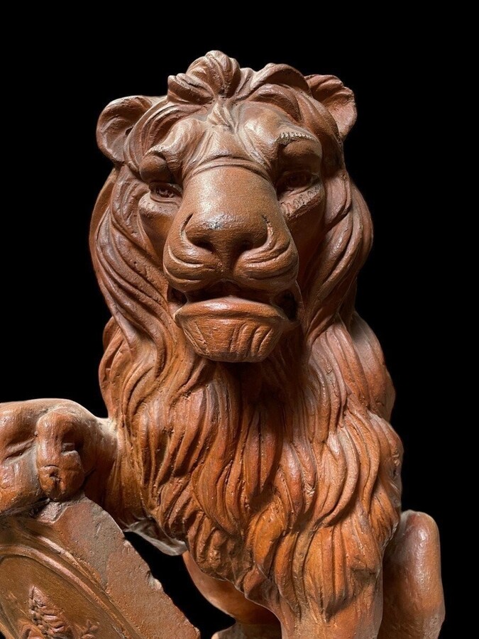 Pair of decorative lions with shields in terra cotta Beautiful pair of lions from Florence Italy from around 1900-1920. Both in good condition with some minor defects
