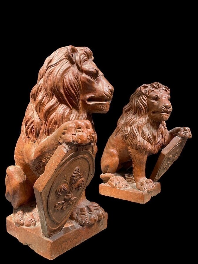 Pair of decorative lions with shields in terra cotta Beautiful pair of lions from Florence Italy from around 1900-1920. Both in good condition with some minor defects