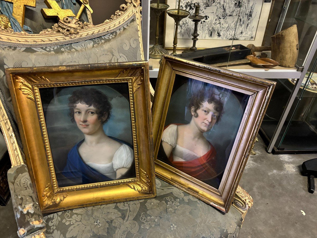 Pair of fine pastel portraits 1873 Pair of high quality pastels representing 2 noble ladies in a gilded wooden frame. On the back a German newspaper of 1873 ( Frankfurter Journal ) Dimensions : Height : 43 and 44 cm Width : 34 and 37 cm Both in very good