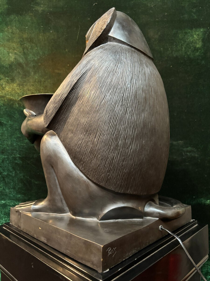 Pair of large ‘Baboons’ bronze lamps in the Art Deco style A highly decorative bronze sculpture/lamp in Art Deco style, depicting a large, finely detailed bronze baboon holding a vase containing a lamp. 