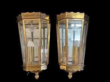 Pair of large brass wall lanterns 1940-1950 Very luxurious vintage lanterns from the 40s and 50s, weighing 16.5 kilos each! They were hung at the entrance to a hotel and have 2 light points. The heavy brass case is made up of 2 parts.