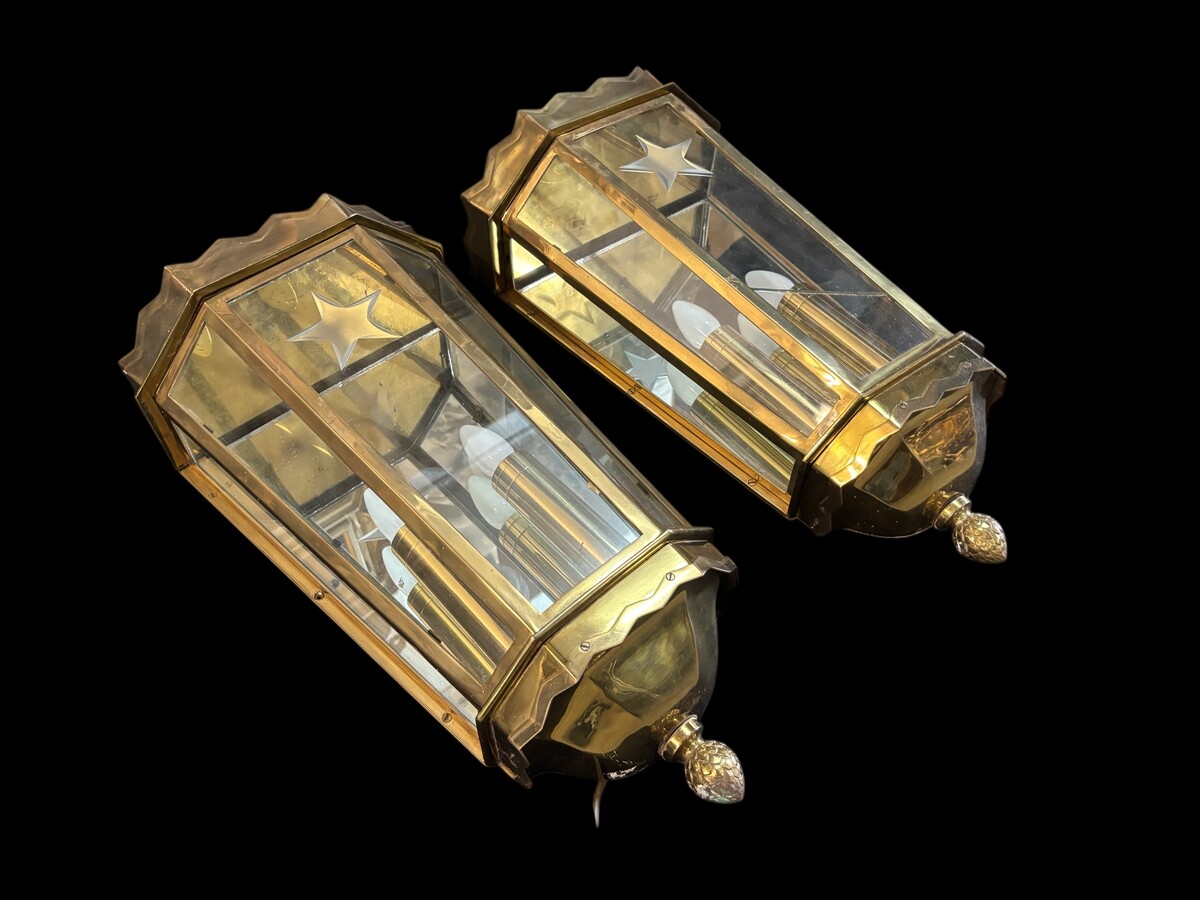 Pair of large brass wall lanterns 1940-1950 Very luxurious vintage lanterns from the 40s and 50s, weighing 16.5 kilos each! They were hung at the entrance to a hotel and have 2 light points. The heavy brass case is made up of 2 parts.