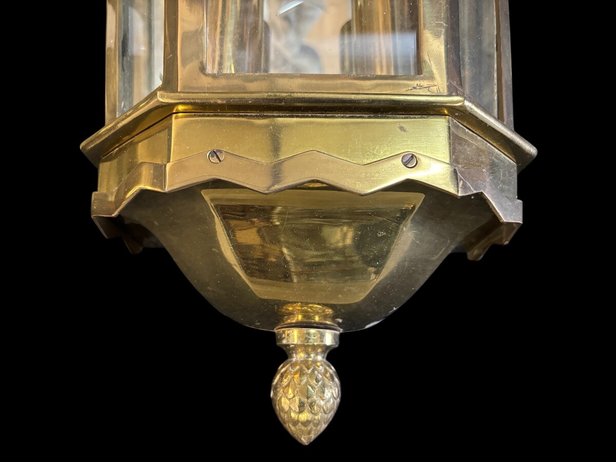 Pair of large brass wall lanterns 1940-1950 Very luxurious vintage lanterns from the 40s and 50s, weighing 16.5 kilos each! They were hung at the entrance to a hotel and have 2 light points. The heavy brass case is made up of 2 parts.