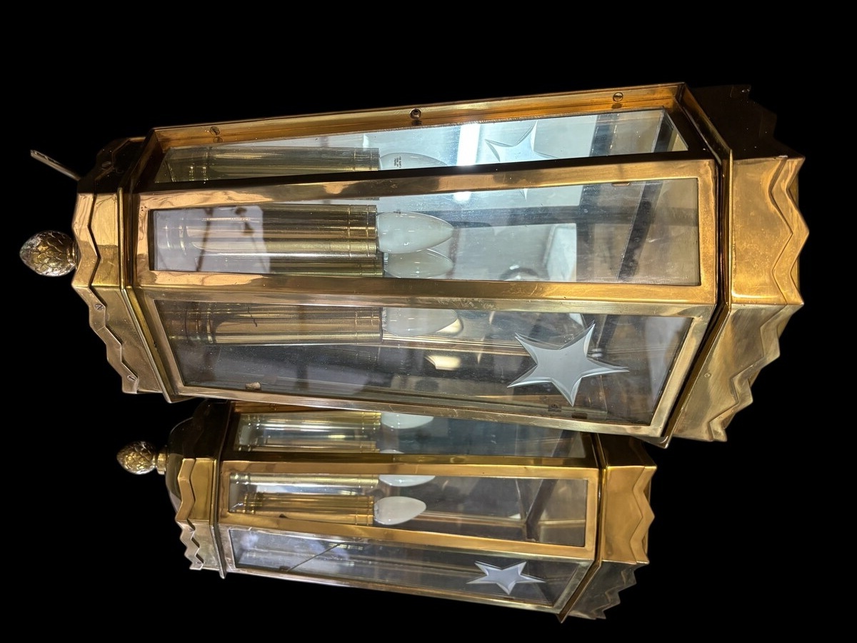 Pair of large brass wall lanterns 1940-1950 Very luxurious vintage lanterns from the 40s and 50s, weighing 16.5 kilos each! They were hung at the entrance to a hotel and have 2 light points. The heavy brass case is made up of 2 parts.