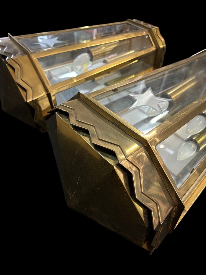 Pair of large brass wall lanterns 1940-1950 Very luxurious vintage lanterns from the 40s and 50s, weighing 16.5 kilos each! They were hung at the entrance to a hotel and have 2 light points. The heavy brass case is made up of 2 parts.