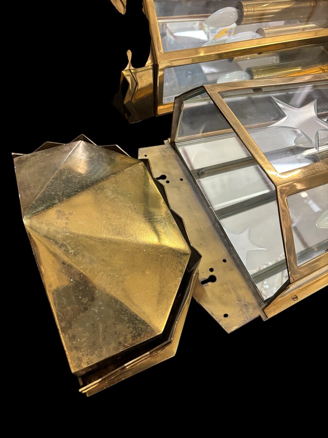 Pair of large brass wall lanterns 1940-1950 Very luxurious vintage lanterns from the 40s and 50s, weighing 16.5 kilos each! They were hung at the entrance to a hotel and have 2 light points. The heavy brass case is made up of 2 parts.