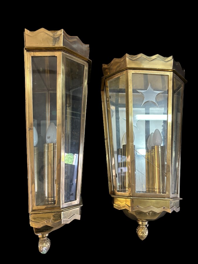 Pair of large brass wall lanterns 1940-1950 Very luxurious vintage lanterns from the 40s and 50s, weighing 16.5 kilos each! They were hung at the entrance to a hotel and have 2 light points. The heavy brass case is made up of 2 parts.