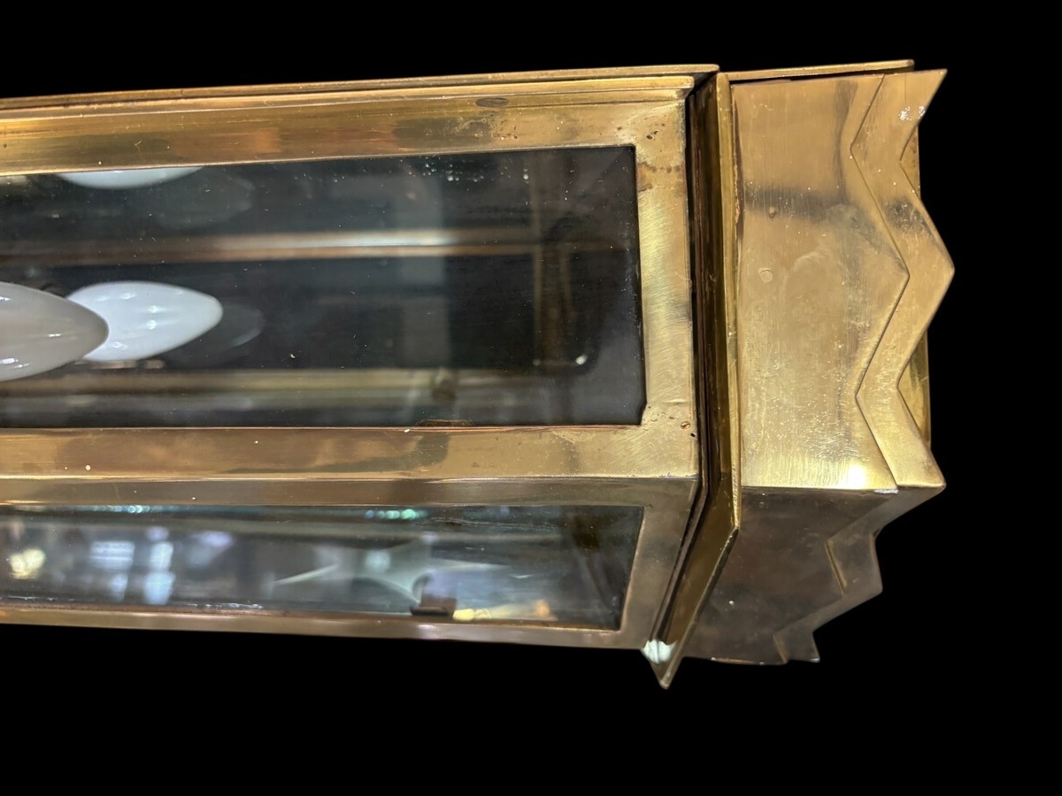 Pair of large brass wall lanterns 1940-1950 Very luxurious vintage lanterns from the 40s and 50s, weighing 16.5 kilos each! They were hung at the entrance to a hotel and have 2 light points. The heavy brass case is made up of 2 parts.