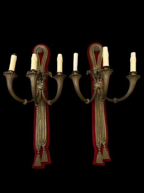 Pair Of Large Bronze Appliques Empire Style 19th Century. Very Large Appliques Decorated With 3 Eagle Heads, Mounted On A Red Velvet/Wooden Back And Provided With 3 Light Fittings. Dimensions : Height : 83 Cm Width : 39 Cm Depth : 30 Cm