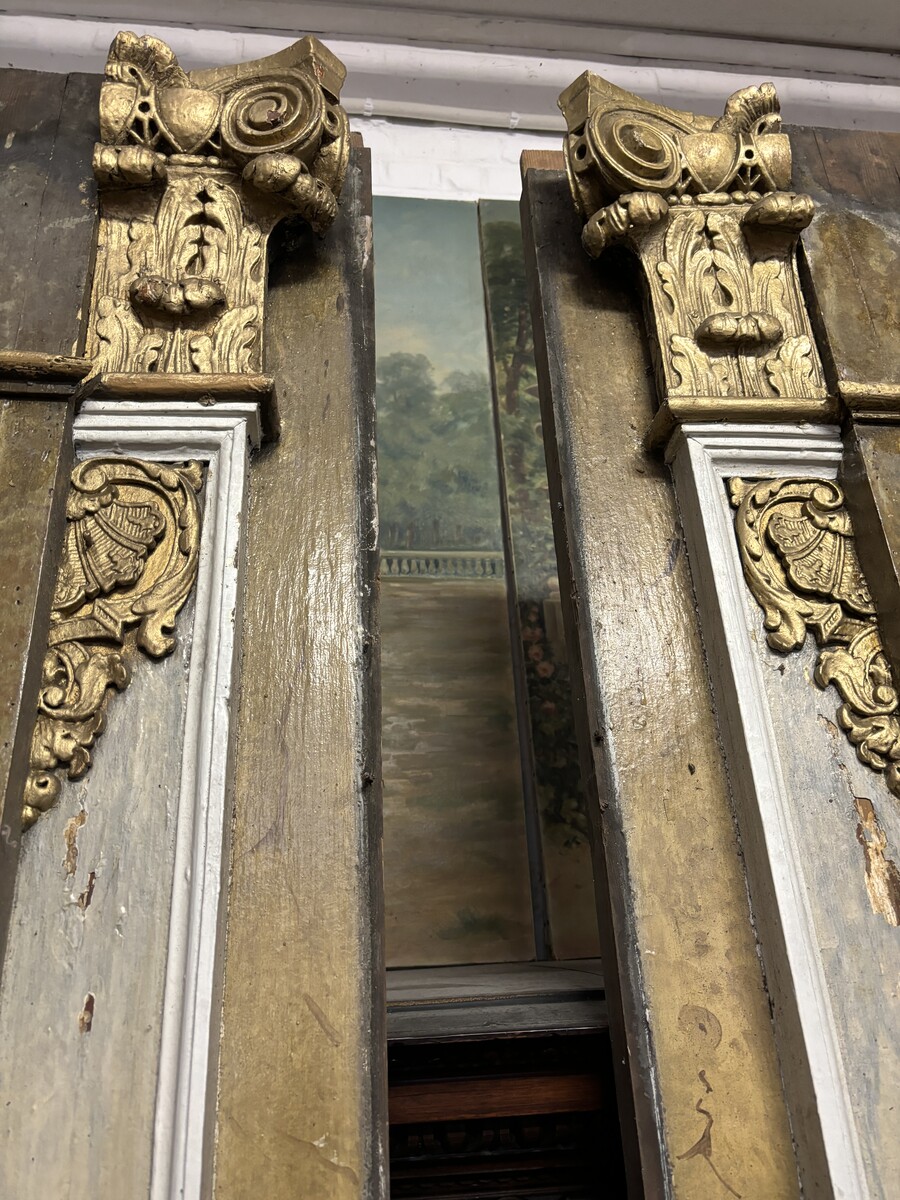 Pair of large columns / panelling with Corinthian capitals in wood 18thC. Highly decorative antique elements representing a large wooden column with capital, panel behind. Both in good condition with usual signs of use / defects Dimensions : Total height 
