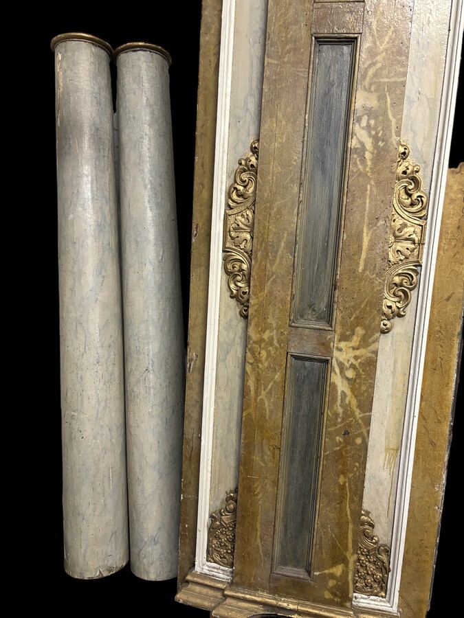 Pair of large columns / panelling with Corinthian capitals in wood 18thC. Highly decorative antique elements representing a large wooden column with capital, panel behind. Both in good condition with usual signs of use / defects Dimensions : Total height 