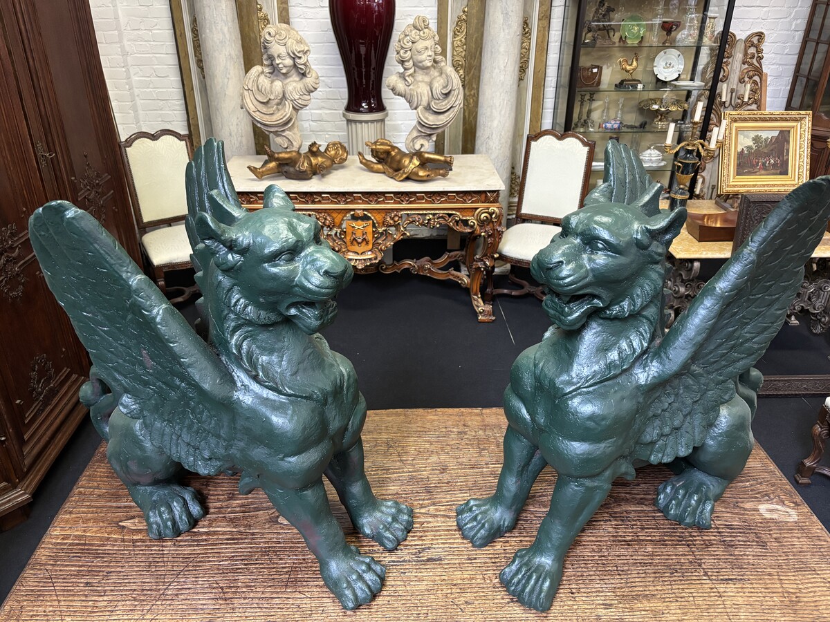 Pair of large Empire style mythological winged lions in cast iron 20th Very decorative sculptures for the garden or interior with the following dimensions: Height: 83 cm Width: 47 cm Length: 89 cm