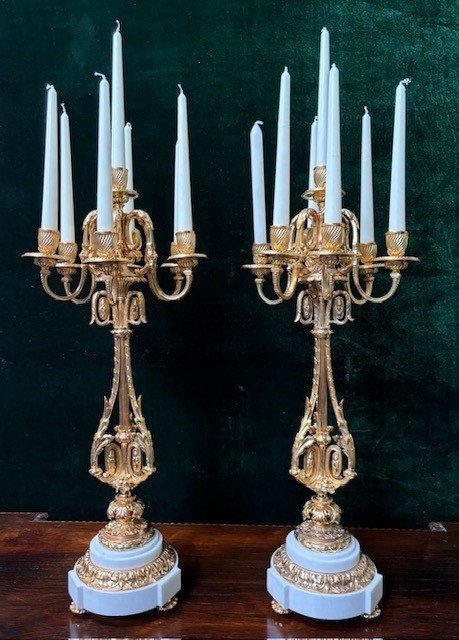 Pair of large gilt bronze candlesticks Napoleon III Very elegant candlesticks with 7 candleholders , decorated with ornaments and resting on a gilt bronze / white marble base Dimensions : Height : 74 cm Width : 31 cm Both are in good condition
