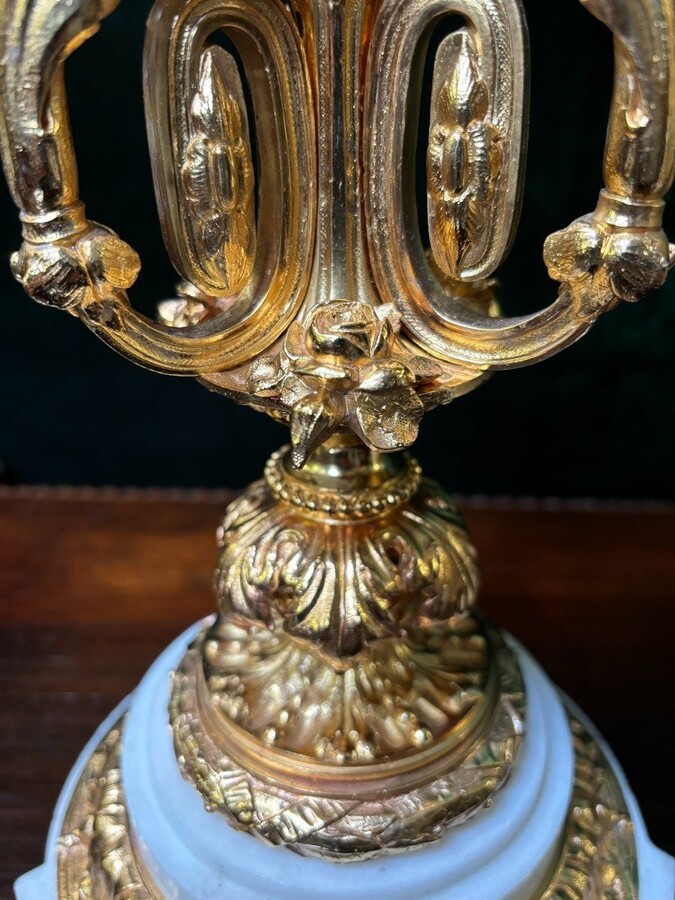 Pair of large gilt bronze candlesticks Napoleon III Very elegant candlesticks with 7 candleholders , decorated with ornaments and resting on a gilt bronze / white marble base Dimensions : Height : 74 cm Width : 31 cm Both are in good condition