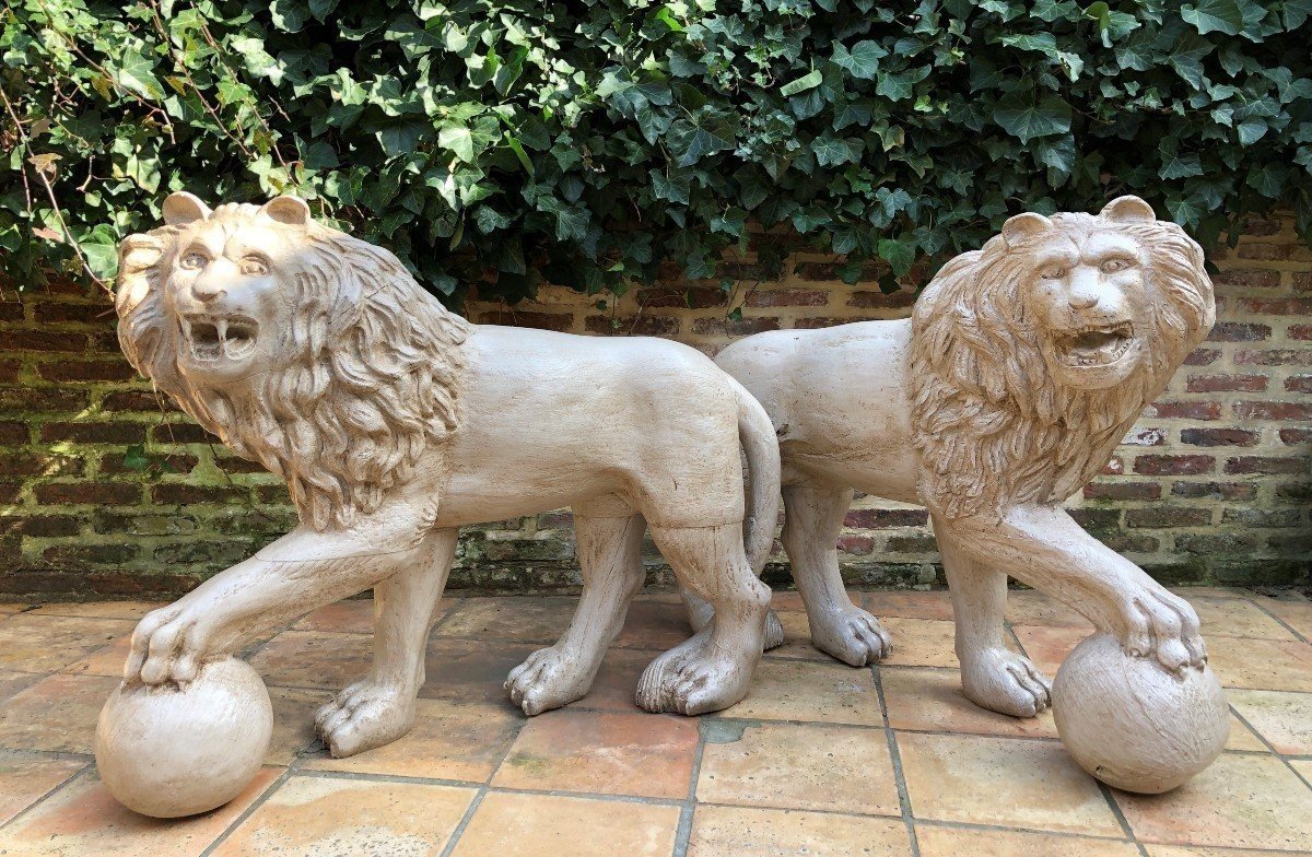 Pair Of Large Lions In Carved Wood, Painted, 20th Century ( 114 X 87 Cm ) The Lions Have Some Defects But Are In Good Condition. Very Decorative Sculptures From Around 1920-1940 With Large Dimensions: Height: 85,5 Cm And 87 Cm Width: 113 Cm And 114 Cm