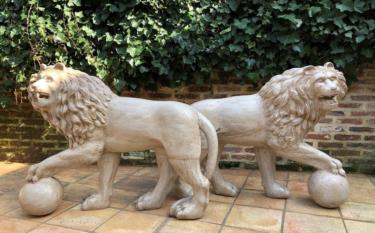 Pair Of Large Lions In Carved Wood, Painted, 20th Century ( 114 X 87 Cm ) The Lions Have Some Defects But Are In Good Condition. Very Decorative Sculptures From Around 1920-1940 With Large Dimensions: Height: 85,5 Cm And 87 Cm Width: 113 Cm And 114 Cm