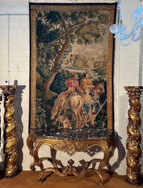 Pair of large twisted columns with capitals early 17th century. Highly decorative gilded wood sculpted columns from the Baroque period in good condition with old traces of woodworm. Dimensions : Height : 191 cm Width : 26 cm Baroque columns from 1650-1680