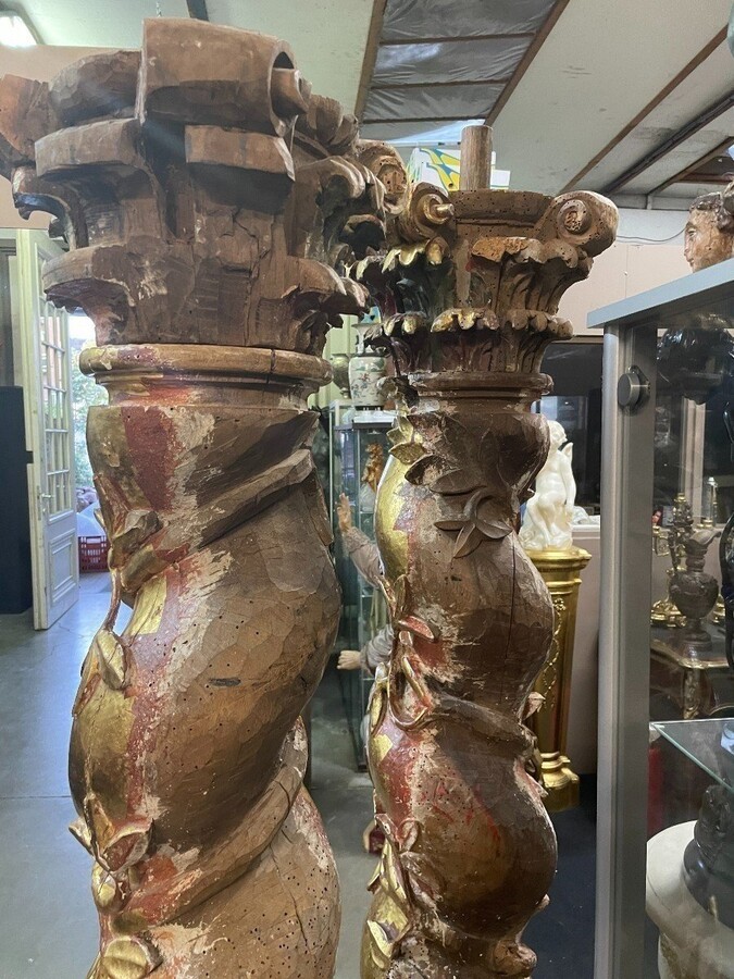 Pair of large twisted columns with capitals early 17th century. Highly decorative gilded wood sculpted columns from the Baroque period in good condition with old traces of woodworm. Dimensions : Height : 191 cm Width : 26 cm Baroque columns from 1650-1680