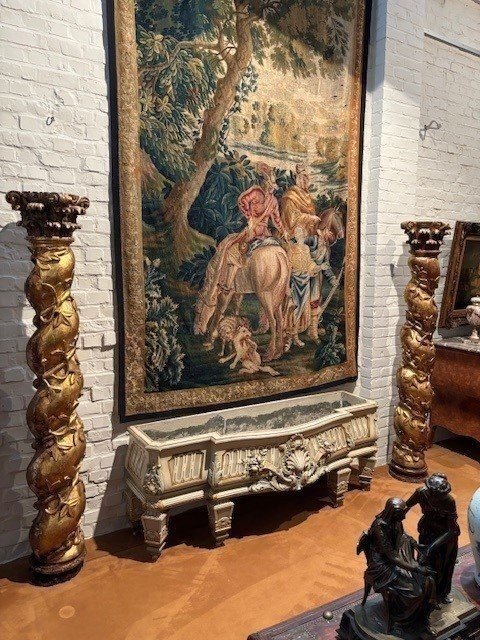 Pair of large twisted columns with capitals early 17th century. Highly decorative gilded wood sculpted columns from the Baroque period in good condition with old traces of woodworm. Dimensions : Height : 191 cm Width : 26 cm Baroque columns from 1650-1680