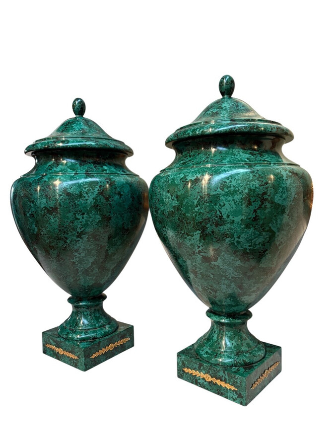 Pair of vases (70 cm) made of wood painted to imitate malachite, 20th century. Highly decorative vases, Empire style. The lids are fixed. Base: 18 x 18 cm Both in very good condition.