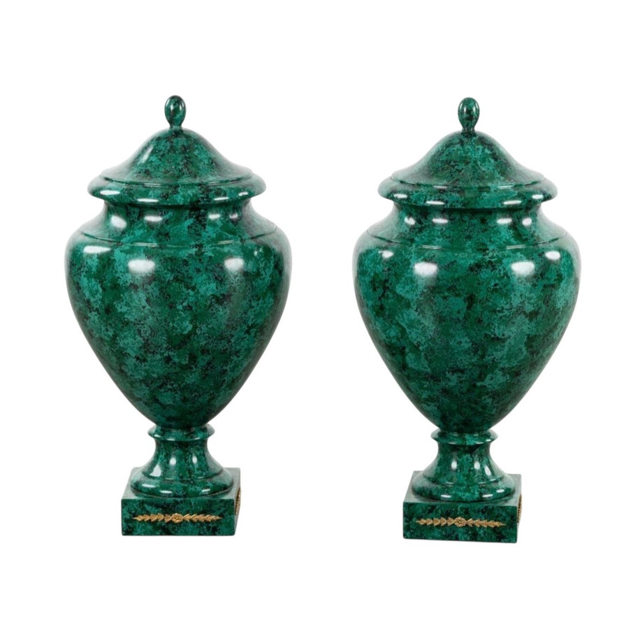 Pair of vases (70 cm) made of wood painted to imitate malachite, 20th century. Highly decorative vases, Empire style. The lids are fixed. Base: 18 x 18 cm Both in very good condition.