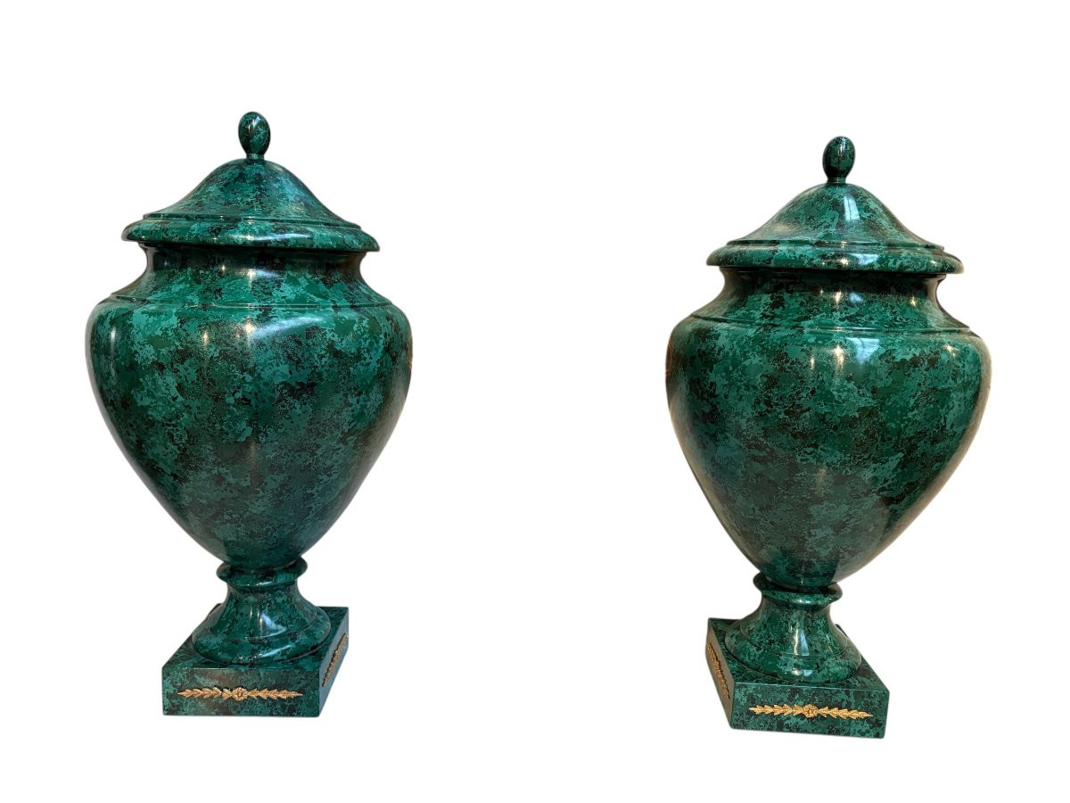 Pair of vases (70 cm) made of wood painted to imitate malachite, 20th century. Highly decorative vases, Empire style. The lids are fixed. Base: 18 x 18 cm Both in very good condition.