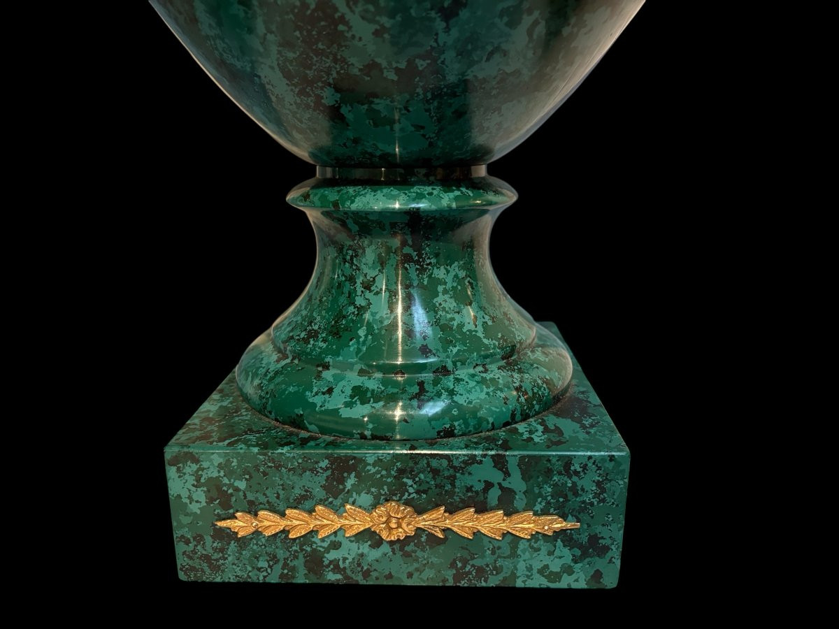Pair of vases (70 cm) made of wood painted to imitate malachite, 20th century. Highly decorative vases, Empire style. The lids are fixed. Base: 18 x 18 cm Both in very good condition.