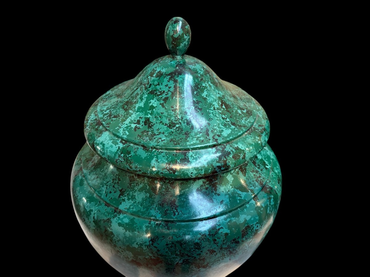 Pair of vases (70 cm) made of wood painted to imitate malachite, 20th century. Highly decorative vases, Empire style. The lids are fixed. Base: 18 x 18 cm Both in very good condition.