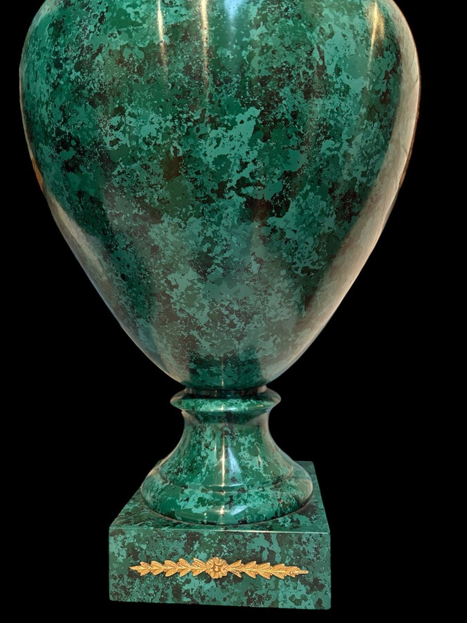 Pair of vases (70 cm) made of wood painted to imitate malachite, 20th century. Highly decorative vases, Empire style. The lids are fixed. Base: 18 x 18 cm Both in very good condition.
