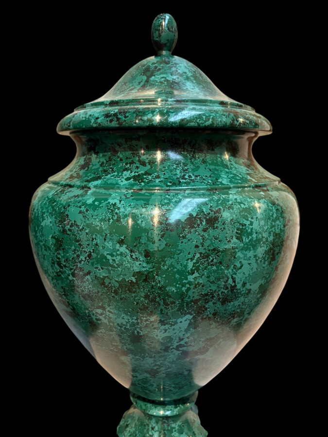 Pair of vases (70 cm) made of wood painted to imitate malachite, 20th century. Highly decorative vases, Empire style. The lids are fixed. Base: 18 x 18 cm Both in very good condition.