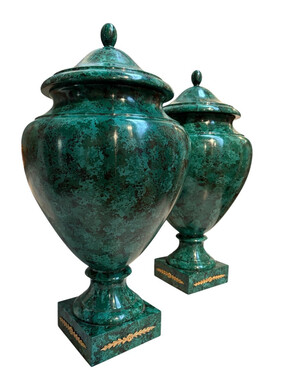 Pair of vases (70 cm) made of wood painted to imitate malachite, 20th century. Highly decorative vases, Empire style. The lids are fixed. Base: 18 x 18 cm Both in very good condition.