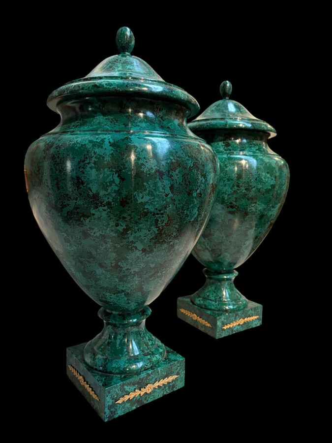 Pair of vases (70 cm) made of wood painted to imitate malachite, 20th century. Highly decorative vases, Empire style. The lids are fixed. Base: 18 x 18 cm Both in very good condition.