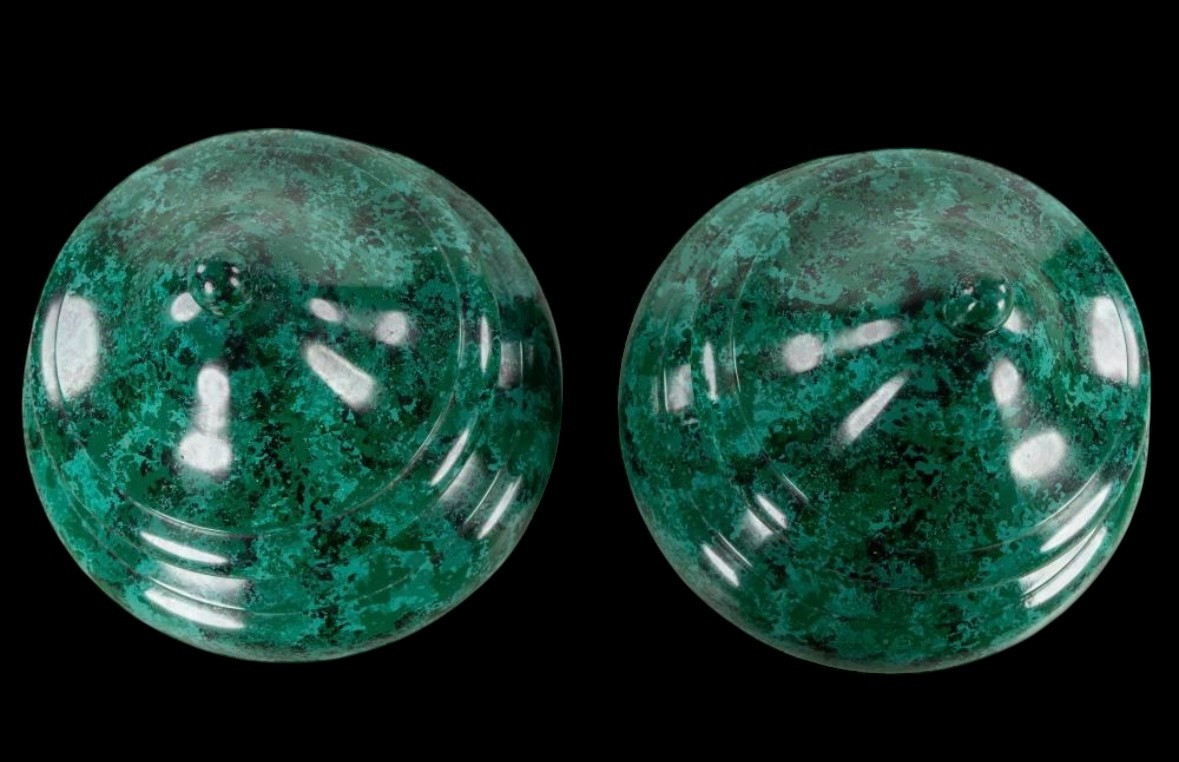 Pair of vases (70 cm) made of wood painted to imitate malachite, 20th century. Highly decorative vases, Empire style. The lids are fixed. Base: 18 x 18 cm Both in very good condition.