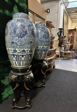 Pair of very large 20th century porcelain vases with lids ( 82 cm ). Large Chinese vases with lids in blue/white porcelain painted with flowers and decorations. Pair of 19th century pedestals with elephant heads to be sold separately ( 1800 euro/pair ) 