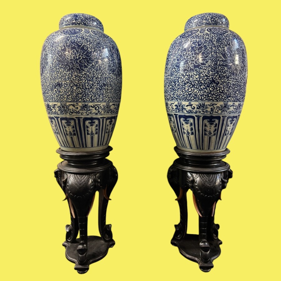 Pair of very large 20th century porcelain vases with lids ( 82 cm ). Large Chinese vases with lids in blue/white porcelain painted with flowers and decorations. Pair of 19th century pedestals with elephant heads to be sold separately ( 1800 euro/pair ) Di