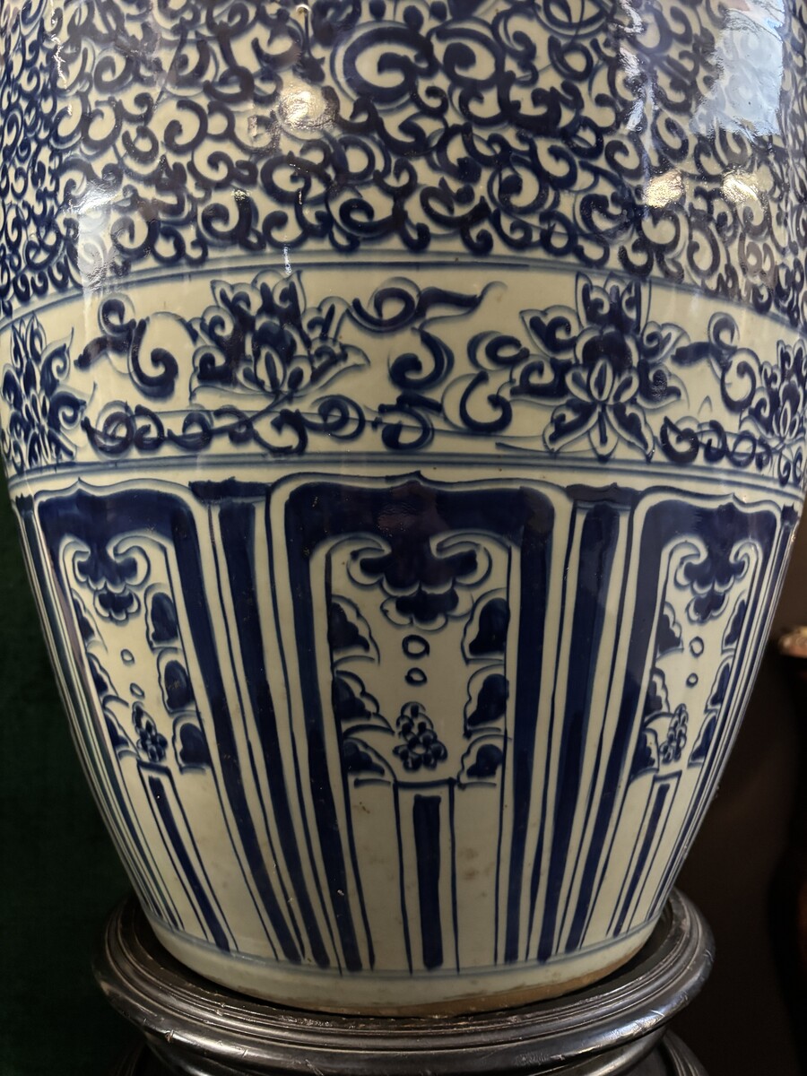 Pair of very large 20th century porcelain vases with lids ( 82 cm ). Large Chinese vases with lids in blue/white porcelain painted with flowers and decorations. Pair of 19th century pedestals with elephant heads to be sold separately ( 1800 euro/pair ) Di