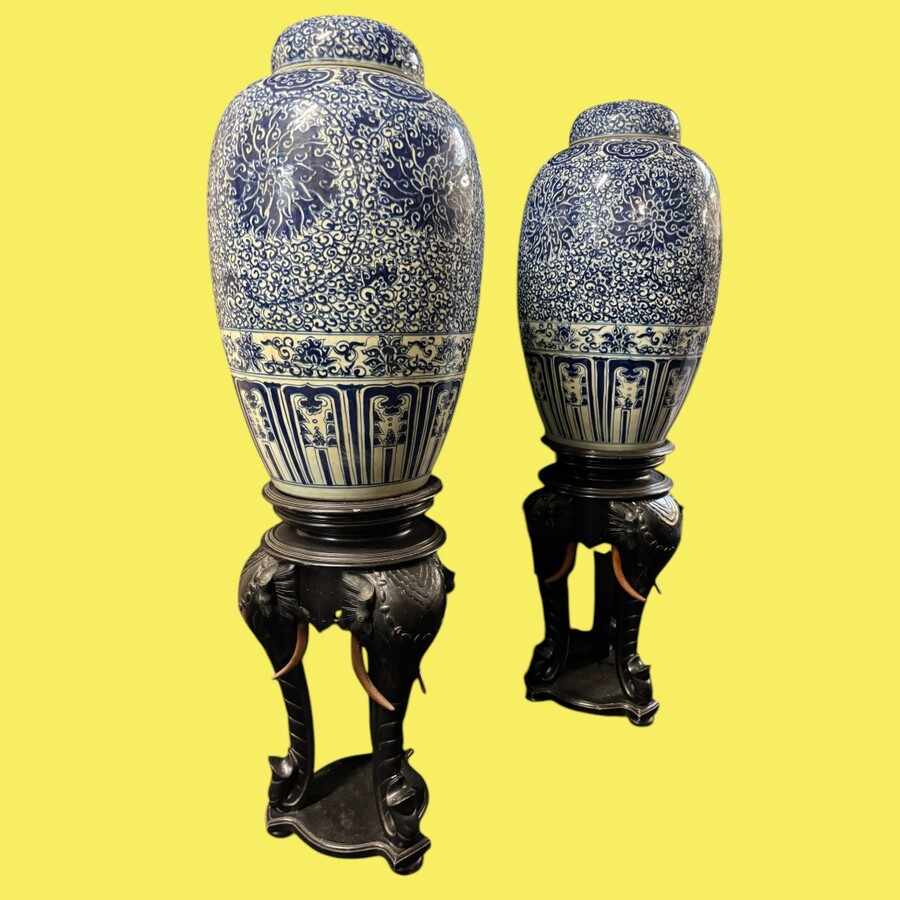 Pair of very large 20th century porcelain vases with lids ( 82 cm ). Large Chinese vases with lids in blue/white porcelain painted with flowers and decorations. Pair of 19th century pedestals with elephant heads to be sold separately ( 1800 euro/pair ) Di