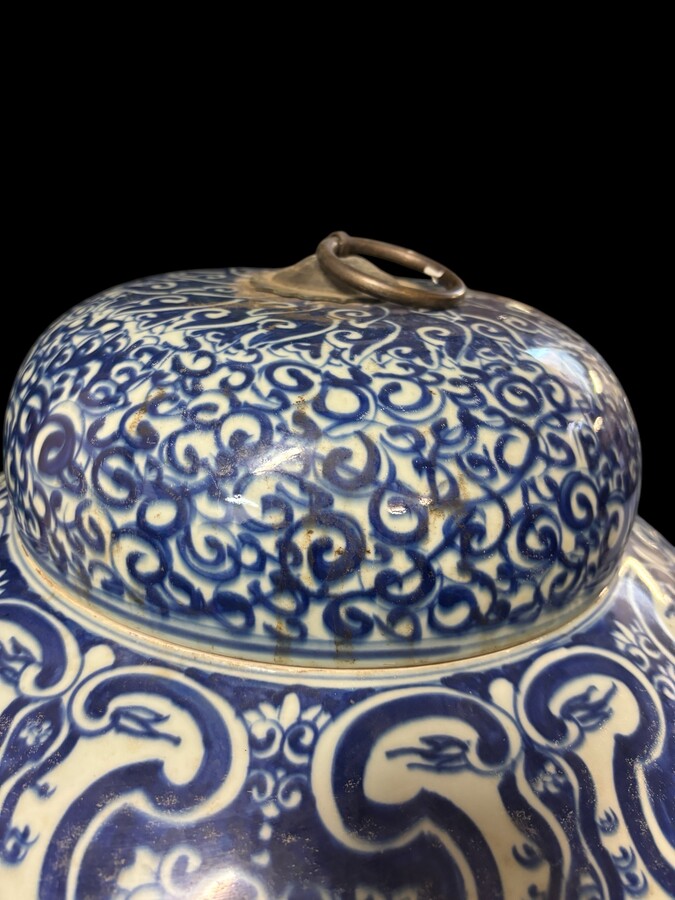 Pair of very large 20th century porcelain vases with lids ( 82 cm ). Large Chinese vases with lids in blue/white porcelain painted with flowers and decorations. Pair of 19th century pedestals with elephant heads to be sold separately ( 1800 euro/pair ) Di
