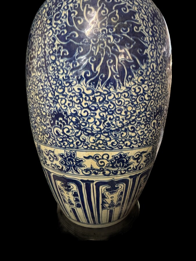 Pair of very large 20th century porcelain vases with lids ( 82 cm ). Large Chinese vases with lids in blue/white porcelain painted with flowers and decorations. Pair of 19th century pedestals with elephant heads to be sold separately ( 1800 euro/pair ) Di