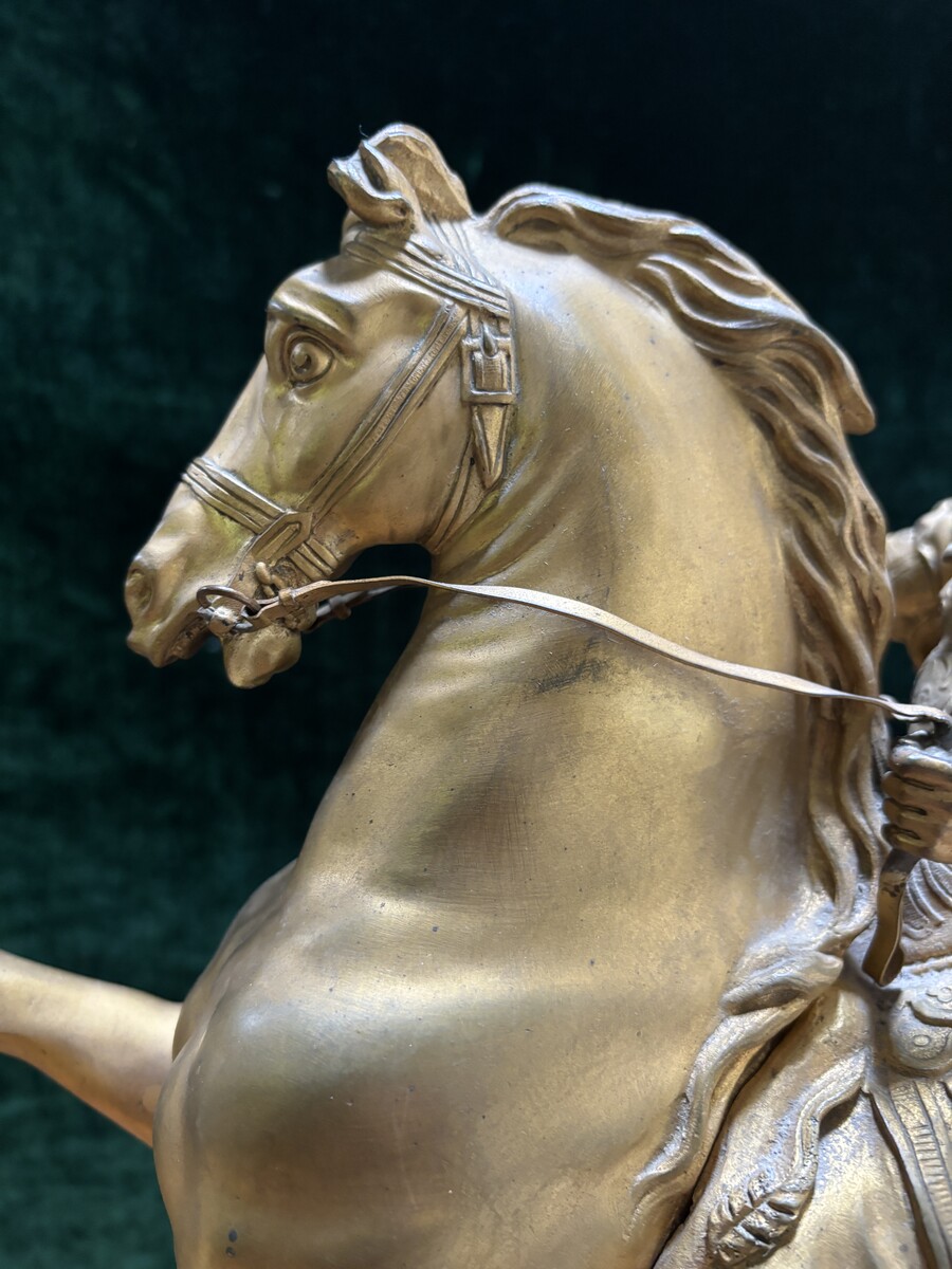 Rider on horseback in gilt bronze 19th century. Depicting King XIV as Roman Emperor after François Joseph Bosio Beautifully detailed gilt bronze sculpture standing on a fine marble base , gilding is somewhat worn Dimensions : Height : 52 cm Width : 47 cm 