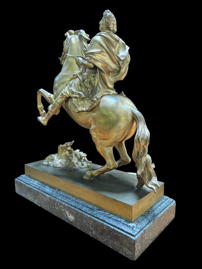 Rider on horseback in gilt bronze 19th century. Depicting King XIV as Roman Emperor after François Joseph Bosio Beautifully detailed gilt bronze sculpture standing on a fine marble base , gilding is somewhat worn Dimensions : Height : 52 cm Width : 47 cm 