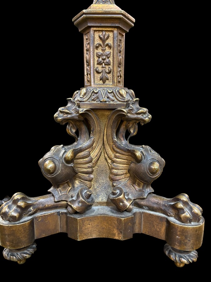 Romantic Napoleon III-style bronze mantelpiece set A mantelpiece set comprising a clock adorned with angels, figures, decorative motifs and a building with a staircase, as well as a pair of candlesticks richly decorated with mythological creatures. 