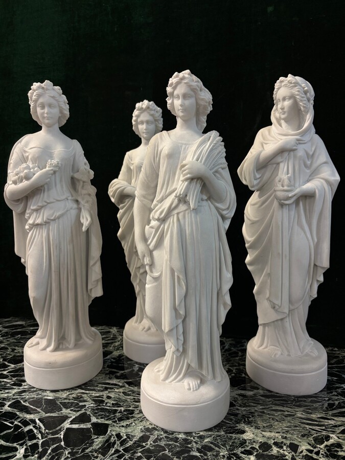 Set of 4 sculptures ‘the 4 seasons’ in 20th century Carrara marble. 4 sculptures in Carrara marble representing the 4 seasons. Dimensions : Height: 42 / 43 cm Base diameter: 11.5 cm The 4 sculptures are in very good condition.