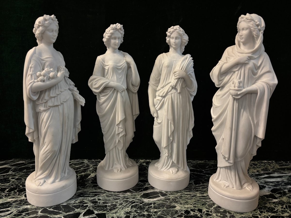 Set of 4 sculptures ‘the 4 seasons’ in 20th century Carrara marble. 4 sculptures in Carrara marble representing the 4 seasons. Dimensions : Height: 42 / 43 cm Base diameter: 11.5 cm The 4 sculptures are in very good condition.