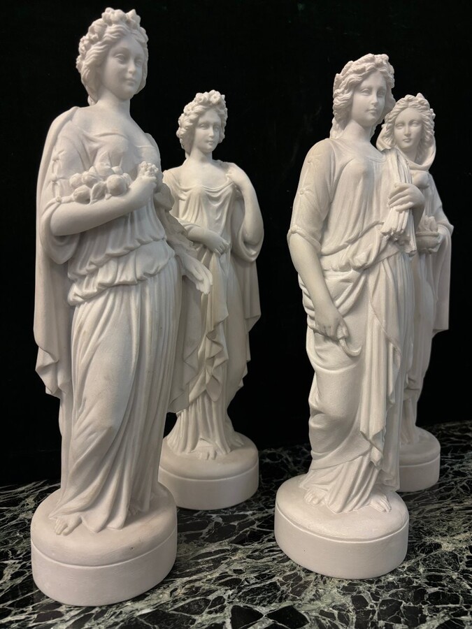 Set of 4 sculptures ‘the 4 seasons’ in 20th century Carrara marble. 4 sculptures in Carrara marble representing the 4 seasons. Dimensions : Height: 42 / 43 cm Base diameter: 11.5 cm The 4 sculptures are in very good condition.