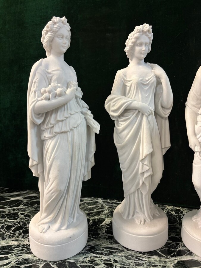 Set of 4 sculptures ‘the 4 seasons’ in 20th century Carrara marble. 4 sculptures in Carrara marble representing the 4 seasons. Dimensions : Height: 42 / 43 cm Base diameter: 11.5 cm The 4 sculptures are in very good condition.