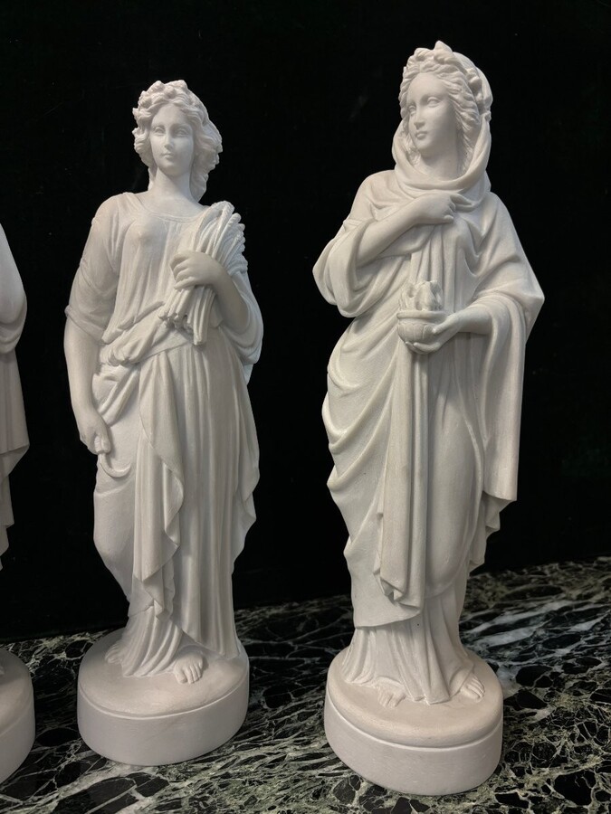 Set of 4 sculptures ‘the 4 seasons’ in 20th century Carrara marble. 4 sculptures in Carrara marble representing the 4 seasons. Dimensions : Height: 42 / 43 cm Base diameter: 11.5 cm The 4 sculptures are in very good condition.